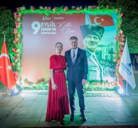 İzmir Büyükşehir Belediye Başkanı Dr. Cemil Tugay ile eşi Öznur Tugay