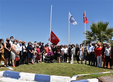 Foça’da İlk Engelsiz Kırmızı Bayrak Dalgalandı