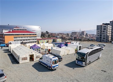 İzmir Büyükşehir Belediyesi Hatay’da Mobil Ameliyathaneli Sahra Hastanesi Kurdu